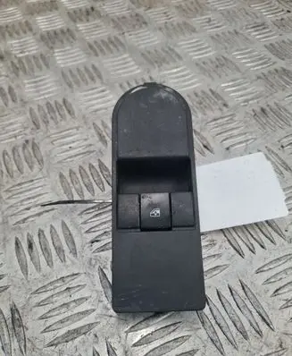 Mitsubishi Colt Electric window control switch 13228709