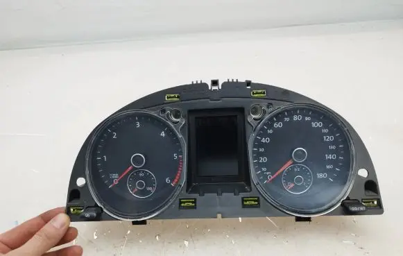 Volkswagen PASSAT CC Speedometer (instrument cluster) 3C8920970A