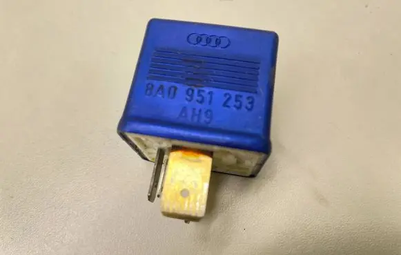 Volkswagen PASSAT B5 Other relay 8A0951253