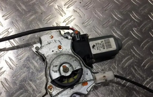 Nissan Primera Front door window regulator motor 400600t5