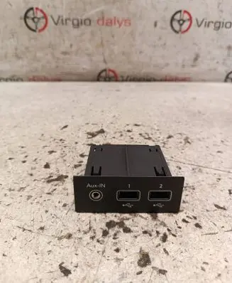 Renault Captur II AUX in-socket connector 280231553R 33352430 33352438