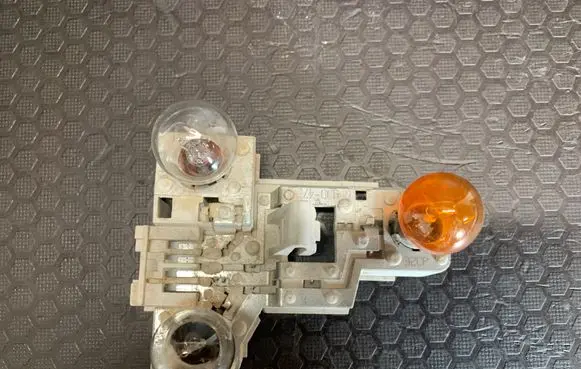 BMW 3 E46 Tail light bulb cover holder 6900472