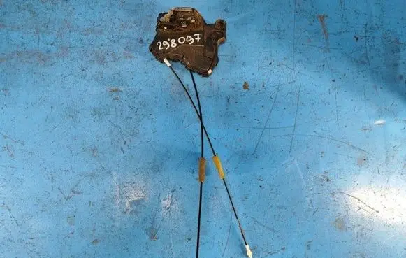 Toyota Camry Front door lock 6903006200