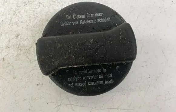 Volkswagen PASSAT B5.5 Oil filler cap 026103485