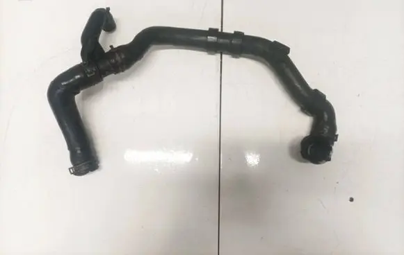 Toyota Avensis T270 Engine coolant pipe/hose