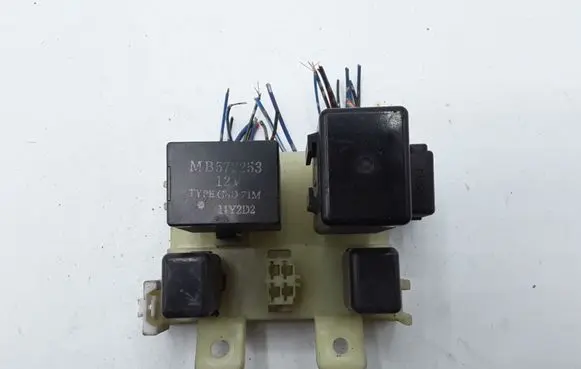 Mitsubishi Pajero Sport I Fuse module MB572253