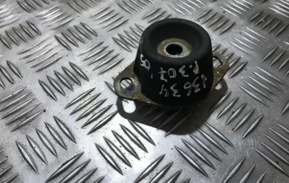 Peugeot 307 Engine mount bracket