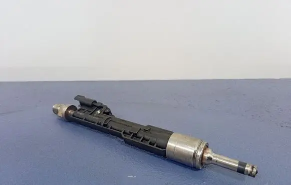 BMW 7 G11 G12 Fuel injector 8638255