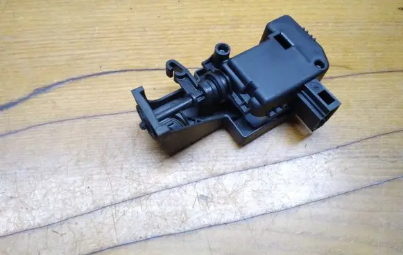 Fuel tank cap lock motor