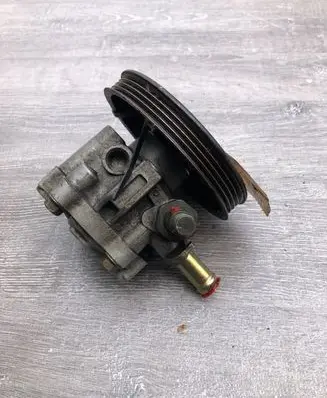 Mitsubishi L200 Power steering pump