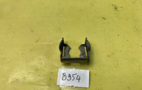 Mercedes-Benz B W245 Fuel Injector clamp holder A1190780641