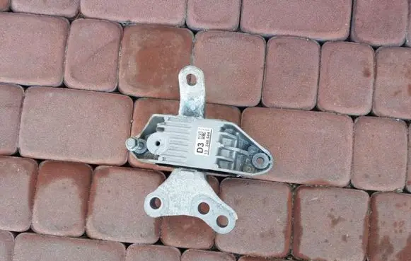 Opel Zafira C Engine mount bracket 13248544