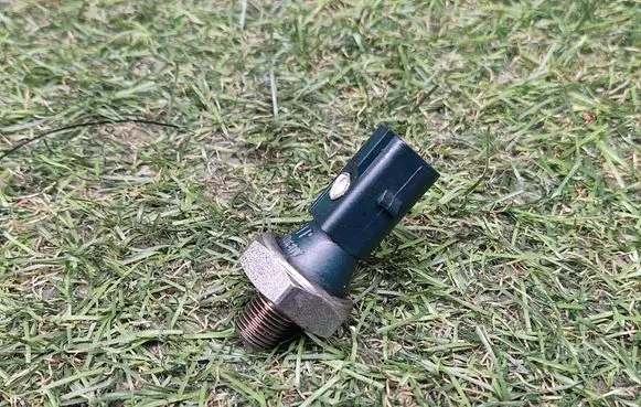 Volkswagen Jetta VI Oil pressure sensor 036919081C