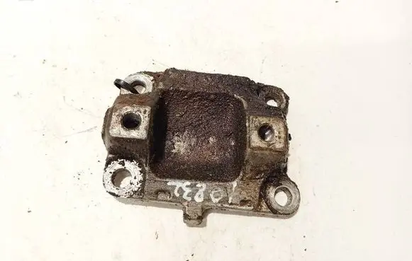 Engine mounting bracket