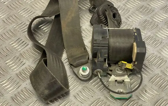 Iveco Daily 35 - 40.10 Front seatbelt 01760136