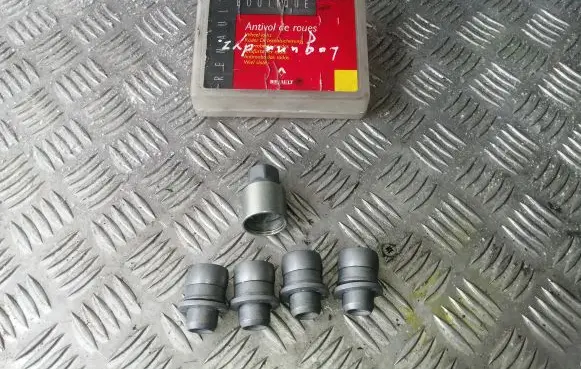 Renault Megane II Anti-theft wheel nuts and lock 7711221177