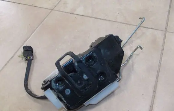 Hyundai Getz Front door lock