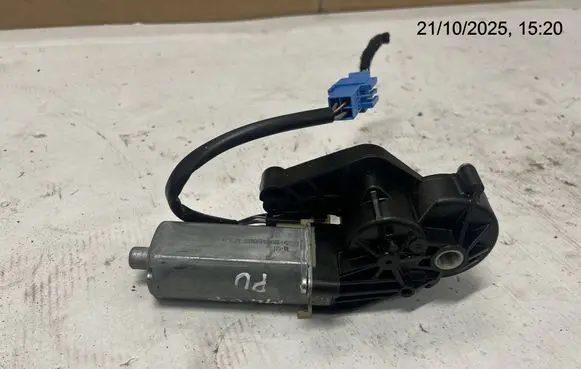 Mercedes-Benz ML W164 Seat adjustment motor 0390203206