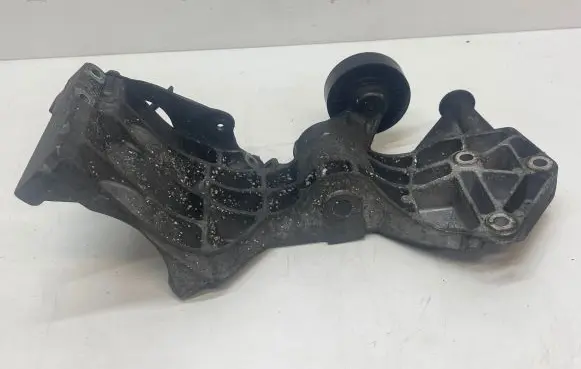 Mercedes-Benz B W245 Generator/alternator bracket A6402021040