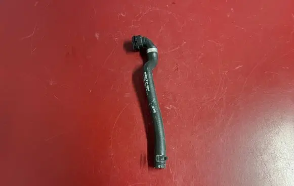 Engine coolant pipe/hose