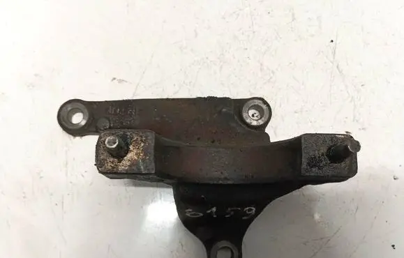 Engine mounting bracket
