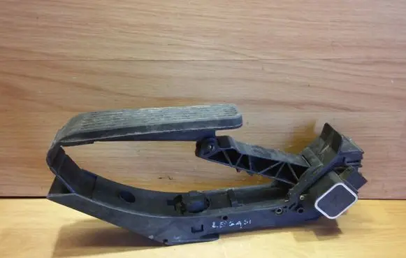 Mercedes-Benz C W203 Accelerator throttle pedal A2033010001 3830