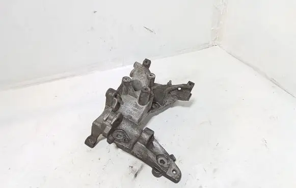 Peugeot 5008 Engine mounting bracket 9684613880