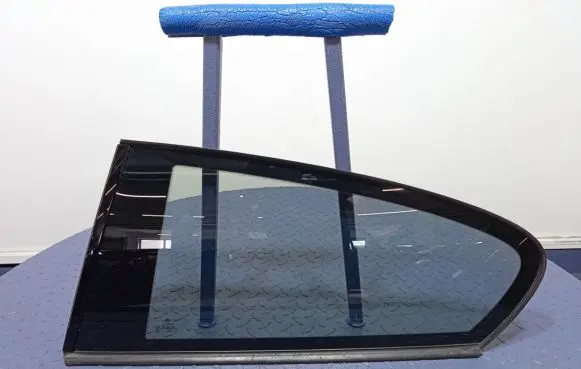 BMW 1 E82 E88 Rear side window 7164629