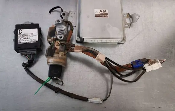 Subaru Forester SG Engine ECU kit and lock set 22611AM030