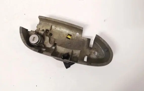Opel Omega B1 Front door lock (next to the handle) gm105