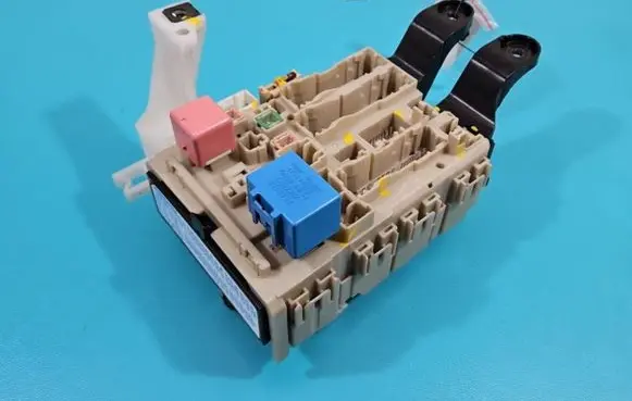 Toyota Avensis T270 Fuse box set 82730-05690-A IMPRK1397193