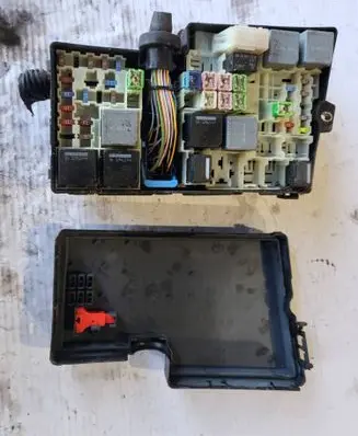Ford Kuga II Fuse box set AV6T14A142AB 21184 E00027328