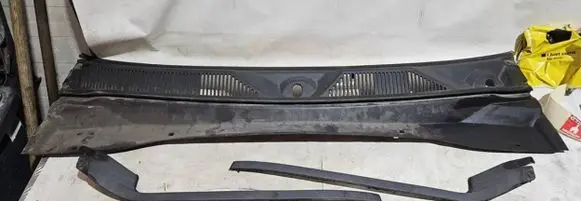 Dodge Nitro Wiper trim