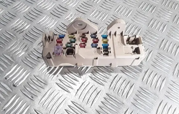 Mazda 323 F Fuse module