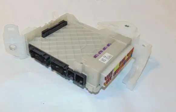 Toyota Camry VIII XV70 Fuse module 8273006830