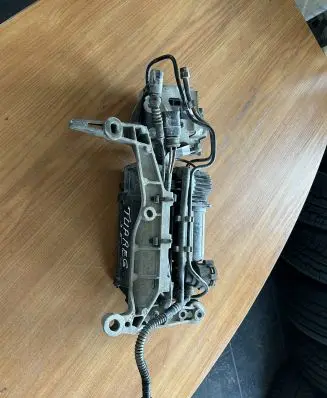 Volkswagen Touareg I Air suspension compressor 