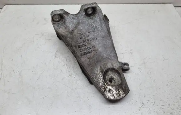 BMW 5 E60 E61 Engine mounting bracket 8770634