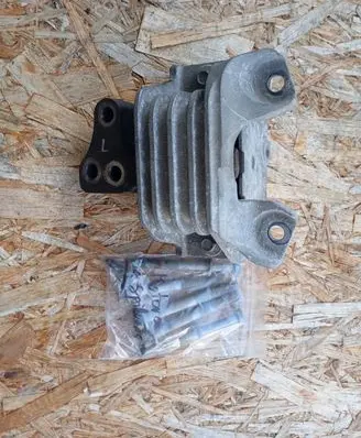 Fiat Freemont Engine mount bracket P05147131AD