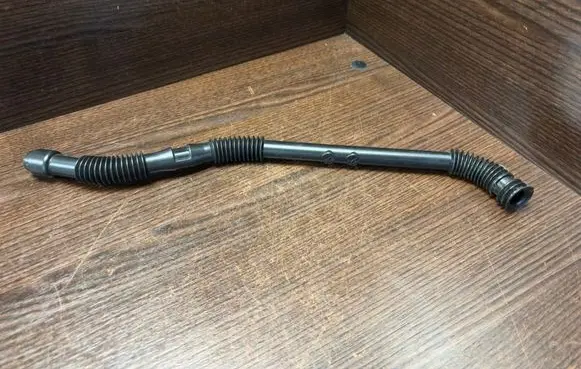 Engine coolant pipe/hose
