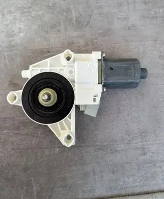 Mercedes-Benz GLE AMG (W166 - C292) Front door window regulator motor A1669060301 937672101