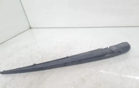 Rear wiper blade arm