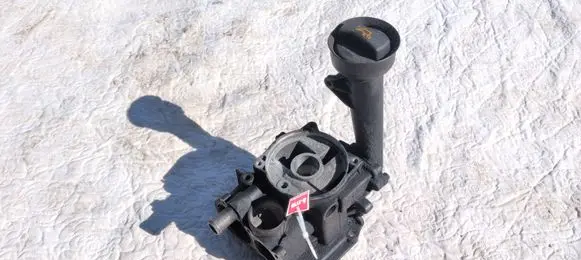 Volkswagen Touareg I Oil filter mounting bracket 07Z115389D