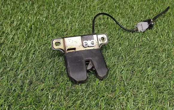 Audi 80 90 S2 B4 Tailgate/trunk/boot lock/catch/latch 