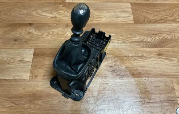 Renault Megane III Gear shifter/selector 8201062921A 9615016B