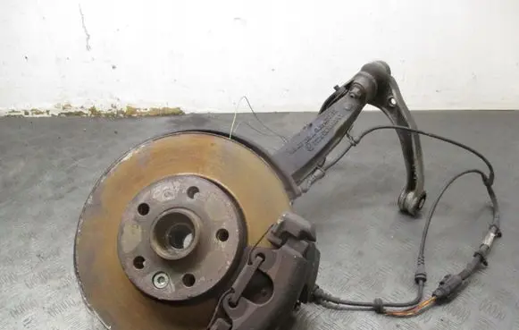 Volkswagen Touareg I Front wheel hub spindle knuckle