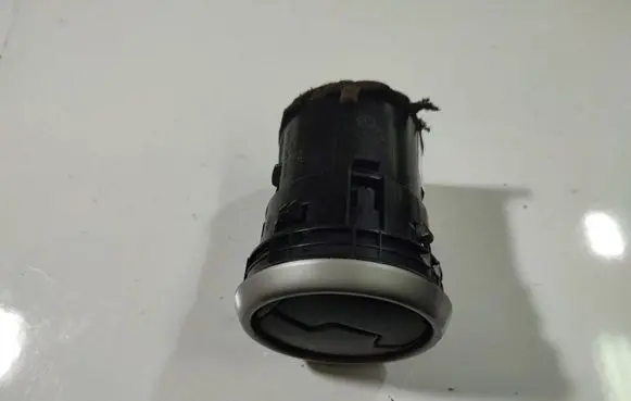 Nissan Qashqai Dash center air vent grill 68760JD10A