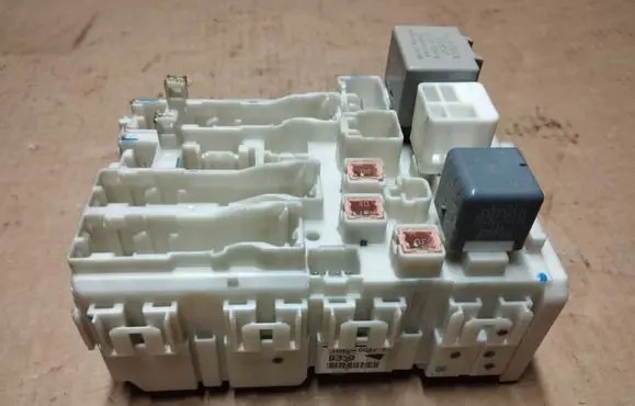 Toyota RAV 4 (XA30) Fuse module 8273042010