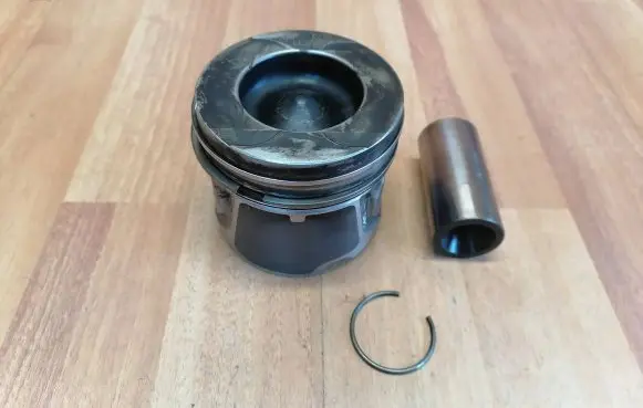 Renault Trafic II (X83) Piston 7701477819 7701477818 7701477817