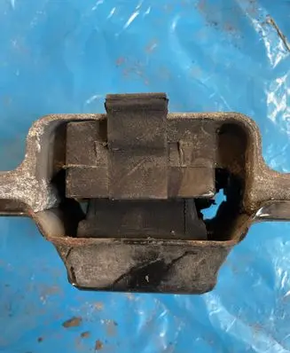 Volkswagen Caddy Engine mount bracket 1K0199555