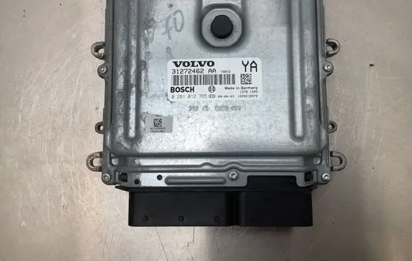 Volvo V70 Engine control unit/module 1039S18372 31272462A 0281012765